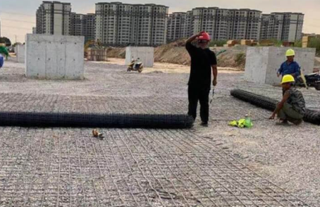 东路镇土工格栅铺设前地基要怎么处理?